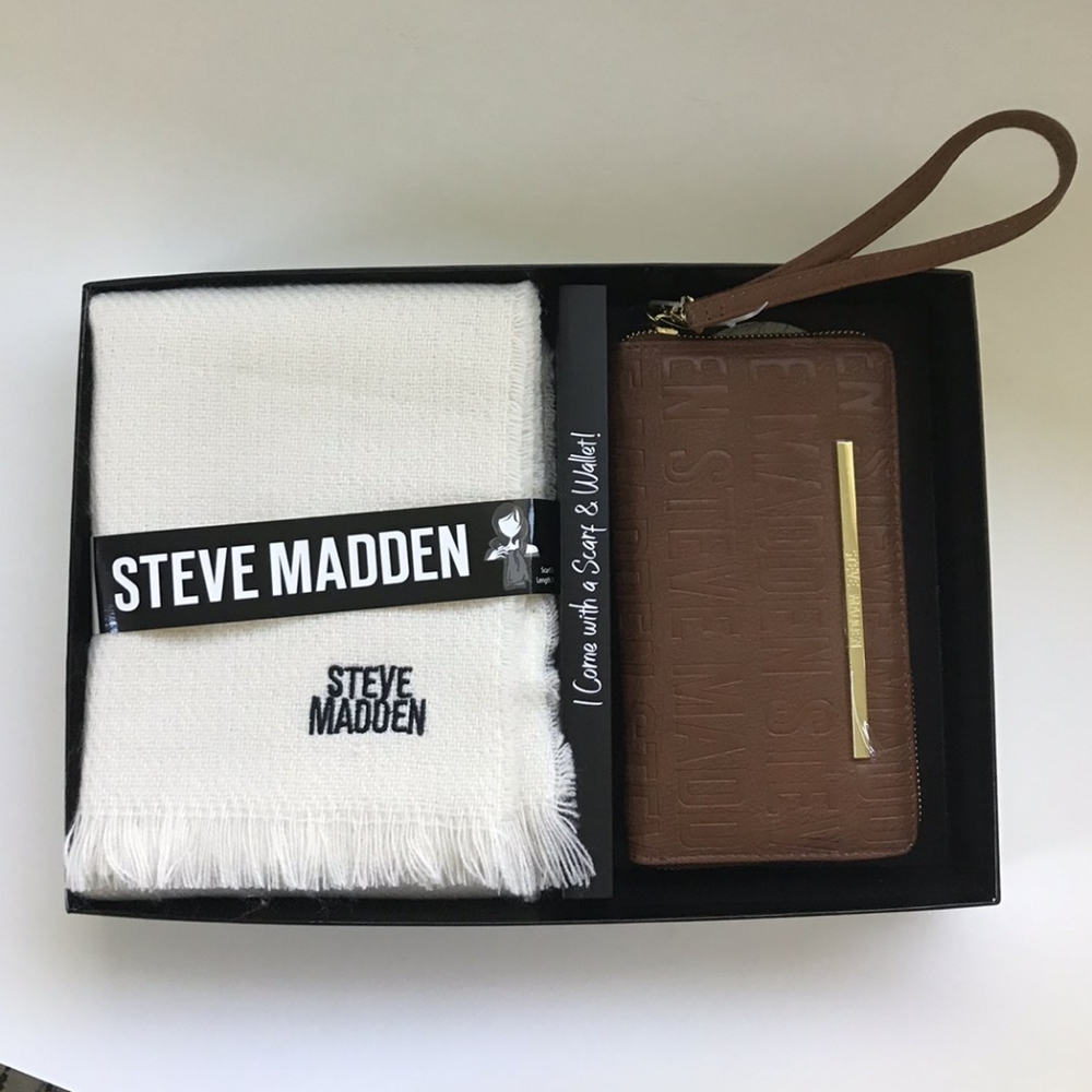 STEVE MADDEN WRISTLET WALLET CASE & SCARF GIFT SET